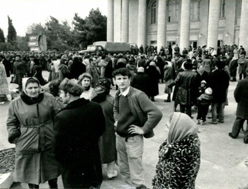 The central square of Sumgait in the days of the pogroms. February 1988. Archival photo from the collection of the Armenian Genocide Museum-Institute on the website http://karabakhrecords.info