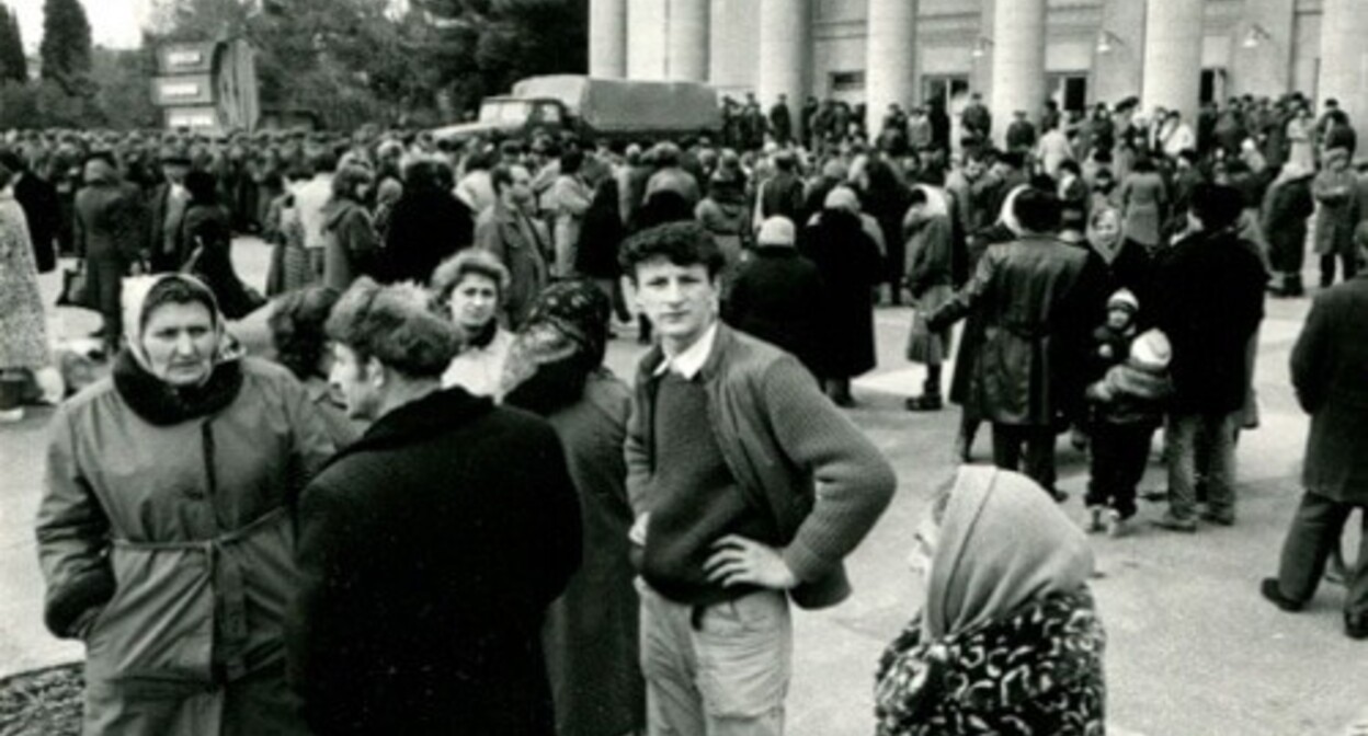 The central square of Sumgait in the days of the pogroms. February 1988. Archival photo from the collection of the Armenian Genocide Museum-Institute on the website http://karabakhrecords.info The central square of Sumgait in the days of the pogroms. February 1988. Archival photo from the collection of the Armenian Genocide Museum-Institute on the website http://karabakhrecords.info