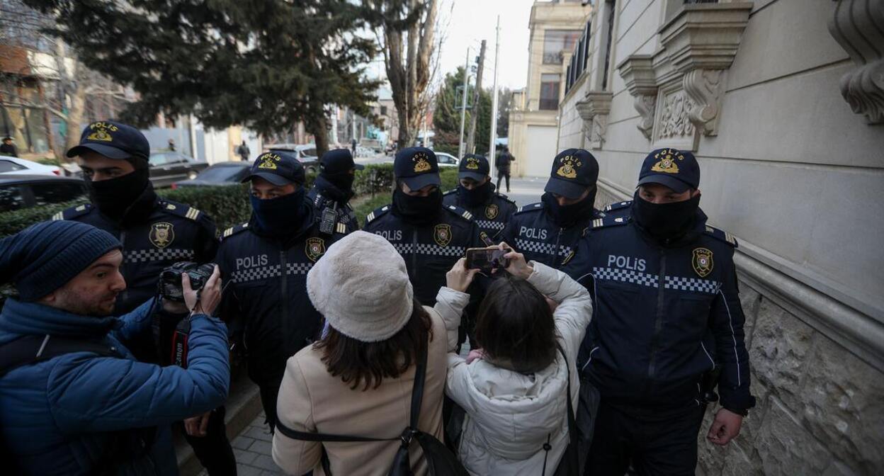 The police blocked the journalists' way to the Toplum TV office. Photo by Aziz Karimov for the "Caucasian Knot" The police blocked the journalists' way to the Toplum TV office. Photo by Aziz Karimov for the "Caucasian Knot"