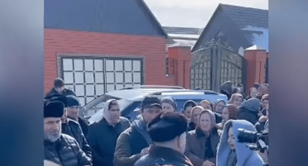 Gatherings of residents in a Chechen village. Screenshot of a video posted on March 5, 2025 https://www.youtube.com/watch?v=rrXj5pLOzKo Gatherings of residents in a Chechen village. Screenshot of a video posted on March 5, 2025 https://www.youtube.com/watch?v=rrXj5pLOzKo