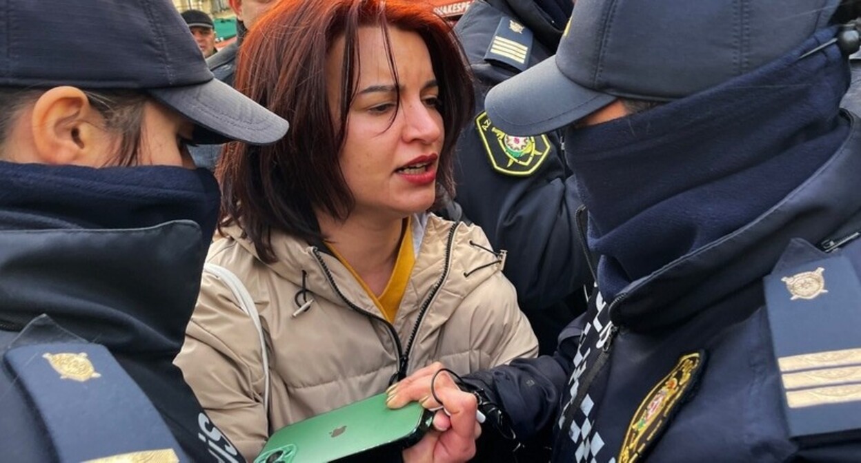 Police obstruct Abzas Media's editor-in-chief Sevinj Vagifgizi's work at a feminist rally in Baku. March 8, 2023. Photo by Faik Medjid for the "Caucasian Knot" Police obstruct Abzas Media's editor-in-chief Sevinj Vagifgizi's work at a feminist rally in Baku. March 8, 2023. Photo by Faik Medjid for the "Caucasian Knot"