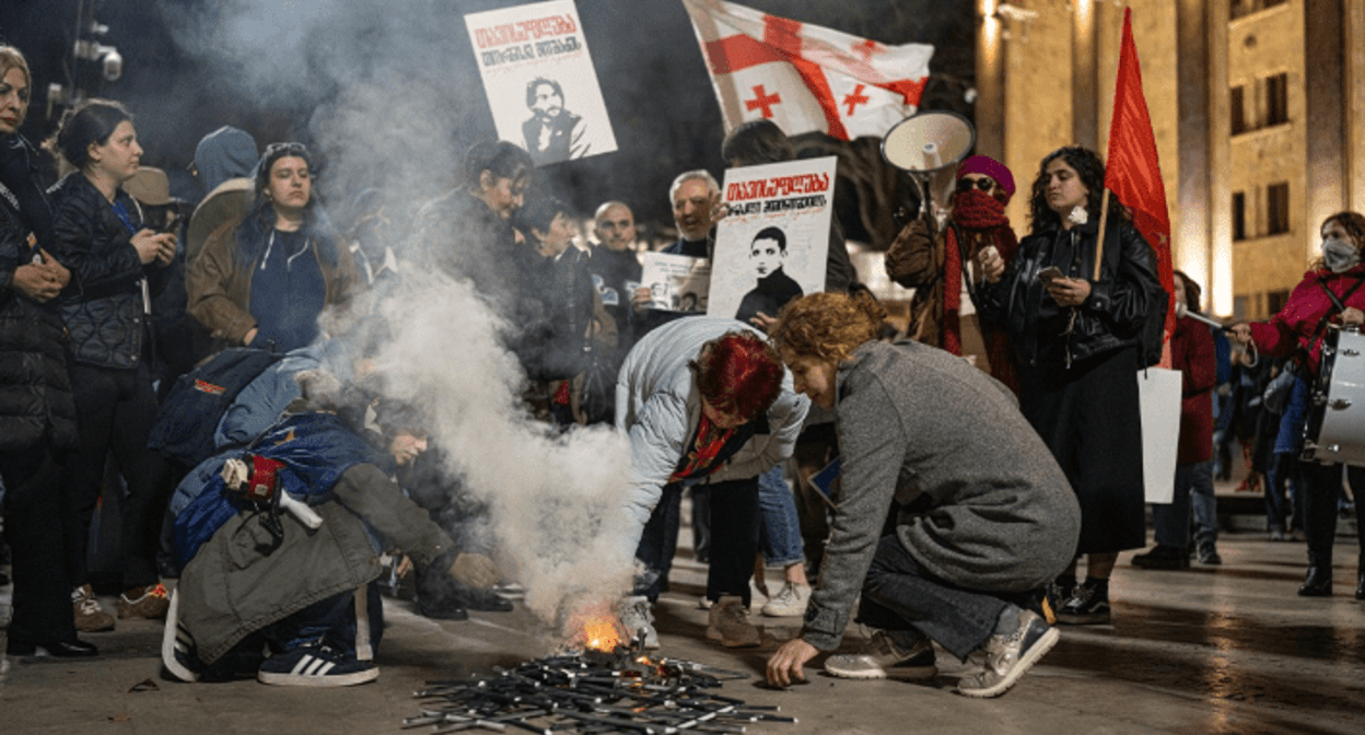 The participants of the women's march burned the bars at the Georgian Parliament. Screenshot of a photo taken by Mindia Gabadze for Publika on March 8, 2025 https://www.facebook.com/photo?fbid=1389788649087348&set=pcb.1389788782420668 the activities of the Meta Company, owning Facebook, are banned in Russia The participants of the women's march burned the bars at the Georgian Parliament. Screenshot of a photo taken by Mindia Gabadze for Publika on March 8, 2025 https://www.facebook.com/photo?fbid=1389788649087348&set=pcb.1389788782420668 the activities of the Meta Company, owning Facebook, are banned in Russia