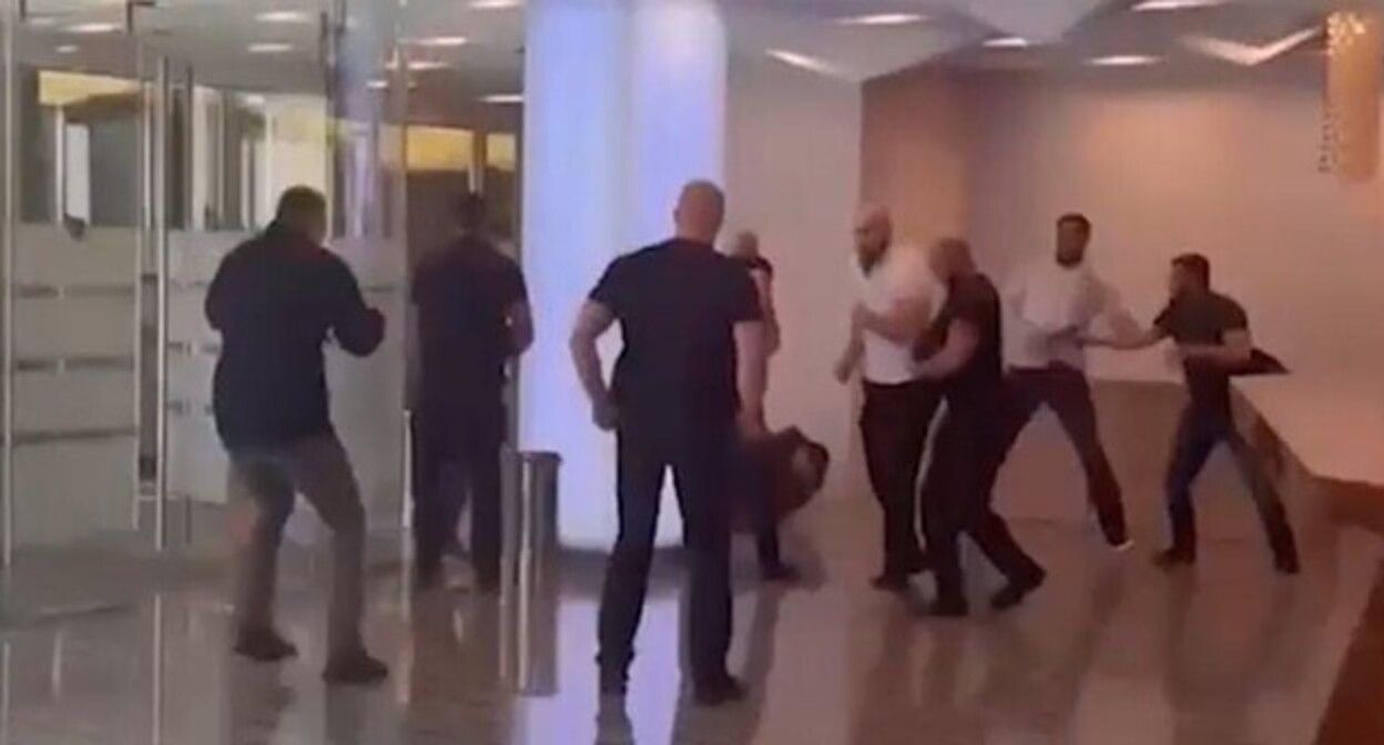 Participants in the conflict around the Wildberries Company, screenshot of a video posted on the Telegram channel "Ostorozhno, Novosti" Participants in the conflict around the Wildberries Company, screenshot of a video posted on the Telegram channel "Ostorozhno, Novosti"