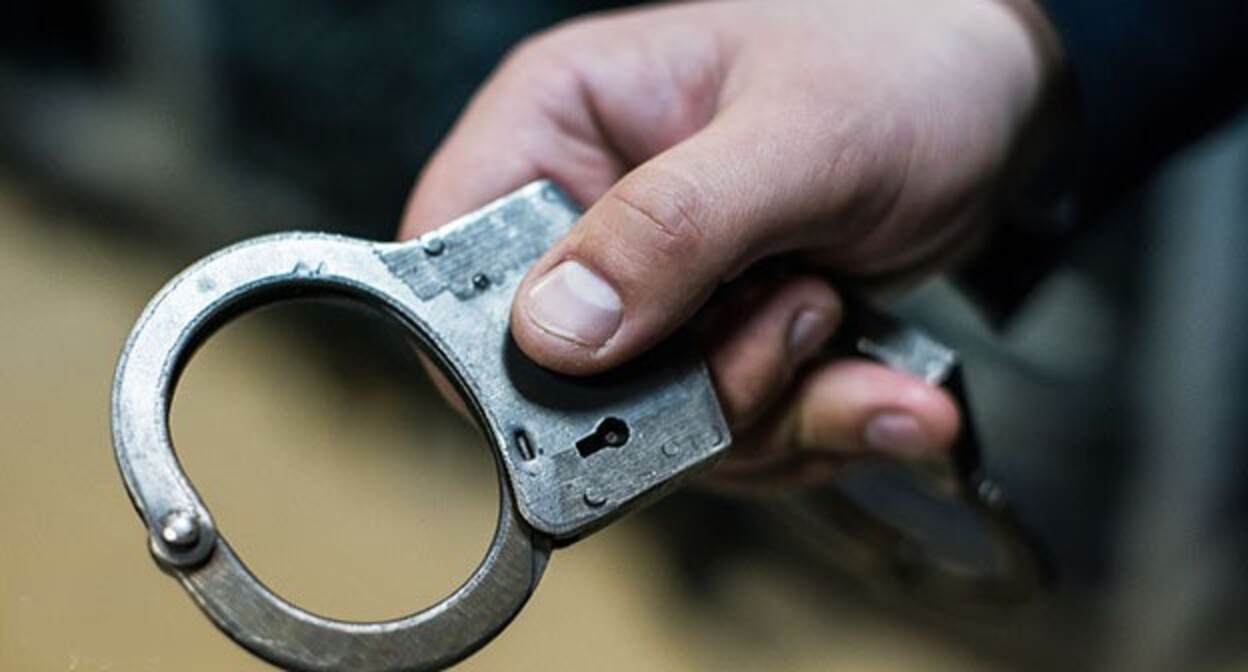 Handcuffs. Photo by Yelena Sineok, Yuga.ru Handcuffs. Photo by Yelena Sineok, Yuga.ru