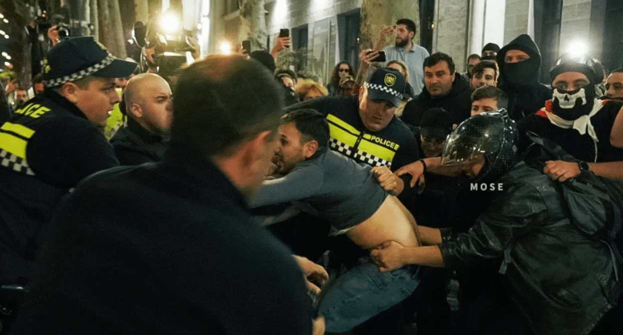 Detentions near the Georgian Parliament. Screenshot of a photo posted by the "News Georgia" Agency on March 28, 2025, https://www.newsgeorgia.ge/policija-zaderzhala-eshhe-neskolko-uchastnikov-protestnoj-akcii-v-tbilisi Detentions near the Georgian Parliament. Screenshot of a photo posted by the "News Georgia" Agency on March 28, 2025, https://www.newsgeorgia.ge/policija-zaderzhala-eshhe-neskolko-uchastnikov-protestnoj-akcii-v-tbilisi