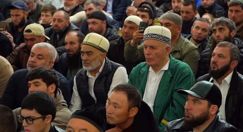 Namaz prayer at the cathedral mosque of the Karachay-Cherkessian Republic. March 30, 2025. Screenshot of a video posted on the Telegram channel of Rashid Temrezov, the leader of Karachay-Cherkessia https://t.me/rashid_temrezov/7931