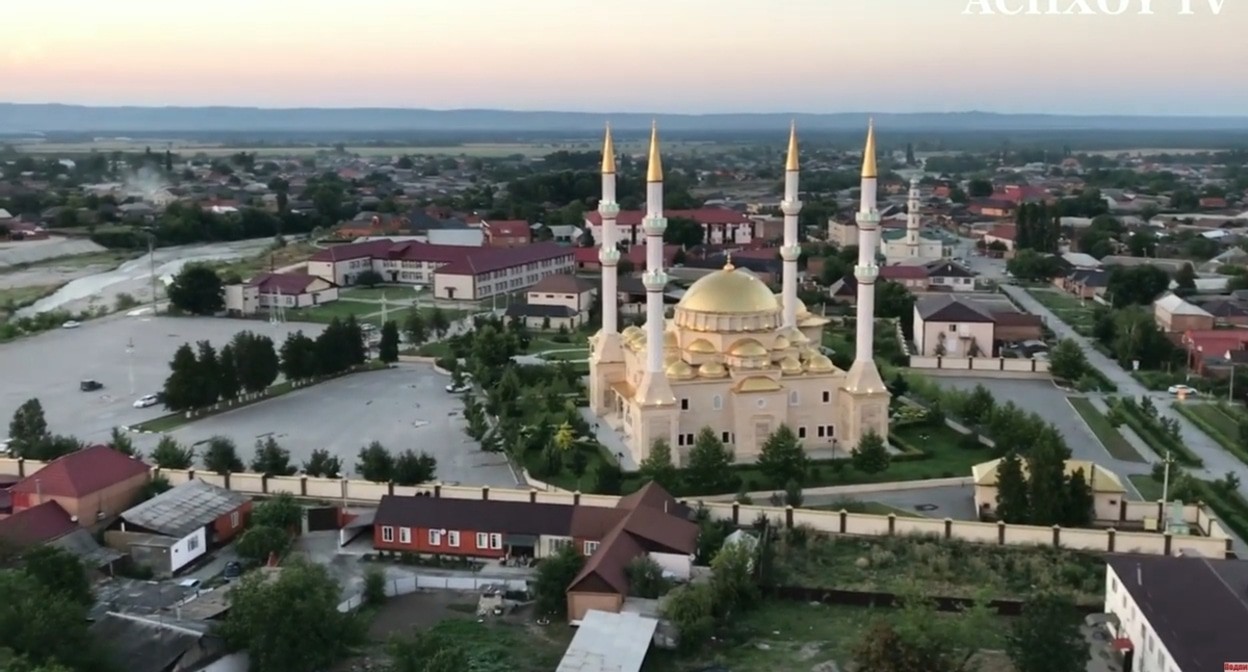The center of Achkhoi-Martan. Kadyrov street in Achkhoi-Martan. Screenshot of a video posted by the ACHXOY TV on YouTube youtu.be/CijRrP3HKRU?si=fwo5Q_JQATf9CiSq The center of Achkhoi-Martan. Kadyrov street in Achkhoi-Martan. Screenshot of a video posted by the ACHXOY TV on YouTube youtu.be/CijRrP3HKRU?si=fwo5Q_JQATf9CiSq