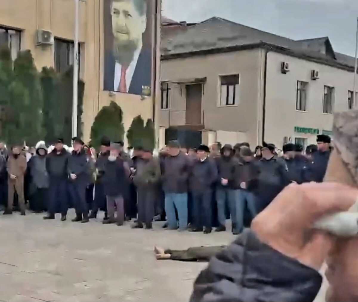 The body of a person killed in Achkhoi-Martan placed in square in front of the administration building. Screenshot of a video posted on the "ChP Kavkaz" Telegram channel