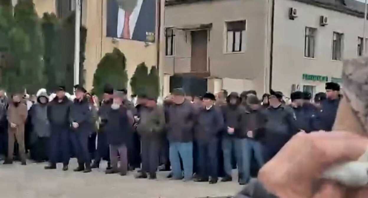 The body of a person killed in Achkhoi-Martan placed in square in front of the administration building. Screenshot of a video posted on the "ChP Kavkaz" Telegram channel The body of a person killed in Achkhoi-Martan placed in square in front of the administration building. Screenshot of a video posted on the "ChP Kavkaz" Telegram channel