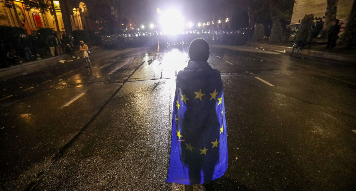 A woman participating in pro-European protests in Tbilisi in front of a police cordon. Photo by Aziz Karimov for the "Caucasian Knot" A woman participating in pro-European protests in Tbilisi in front of a police cordon. Photo by Aziz Karimov for the "Caucasian Knot"