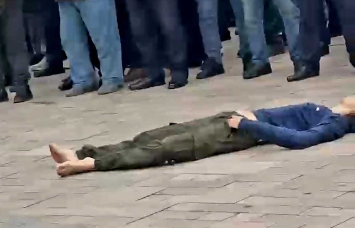 The rally held near the body of the teenager killed in Achkhoi-Martan. Screenshot of a video posted by the Chechen opposition Telegram channel