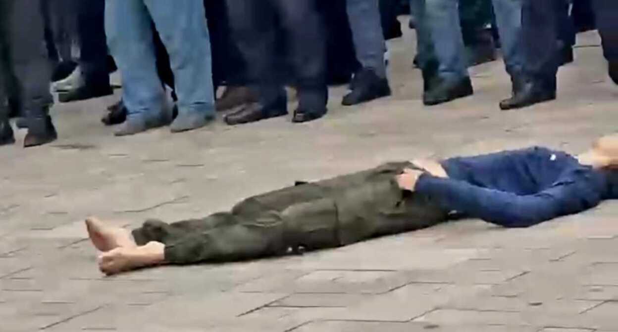 The rally held near the body of the teenager killed in Achkhoi-Martan. Screenshot of a video posted by the Chechen opposition Telegram channel The rally held near the body of the teenager killed in Achkhoi-Martan. Screenshot of a video posted by the Chechen opposition Telegram channel