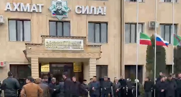 The rally held near the body of the teenager killed in Achkhoi-Martan during an attack on law enforcers. Screenshot of a video posted on the Telegram channel of Tumso Abdurakhmanov* (included into the register of foreign agents) https://t.me/abusaddamshishani/6578