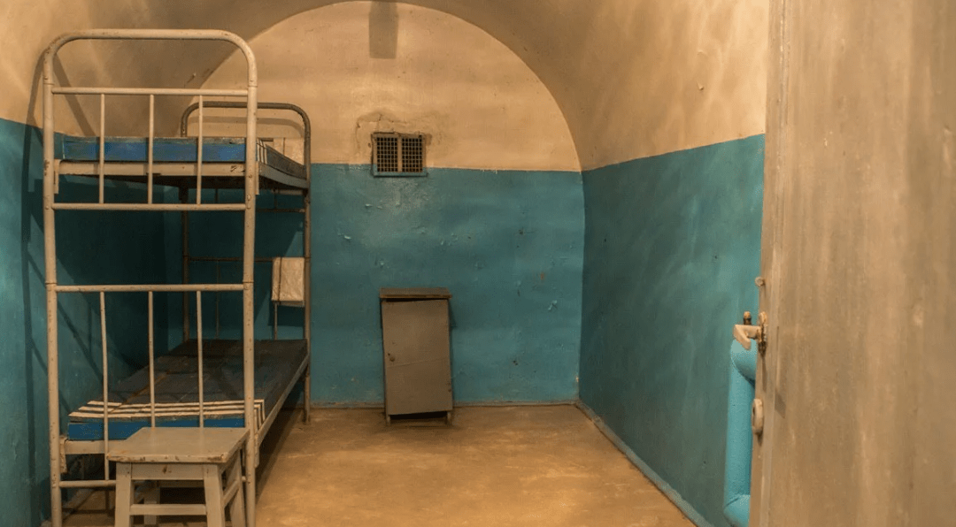 An empty prison cell. Screenshot of a photo https://avatars.mds.yandex.net/i?id=51db3b7814c2c65d41fdc794d5c979ed_l-4033947-images-thumbs&amp;n=13