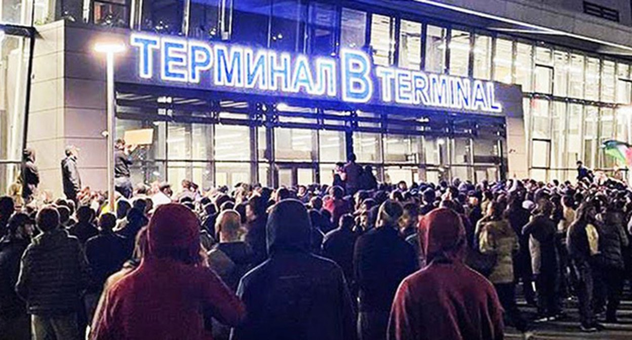 The riots at the Makhachkala Airport. Photo: https://www.youtube.com/watch?v=_8wl_GWpzDk
The riots at the Makhachkala Airport. Photo: https://www.youtube.com/watch?v=_8wl_GWpzDk