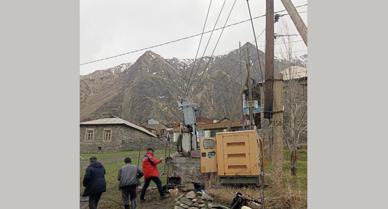 Specialists have restored power supply to Dagestani villages. Photo: https://t.me/rossetiskdagenergo/1813 Specialists have restored power supply to Dagestani villages. Photo: https://t.me/rossetiskdagenergo/1813