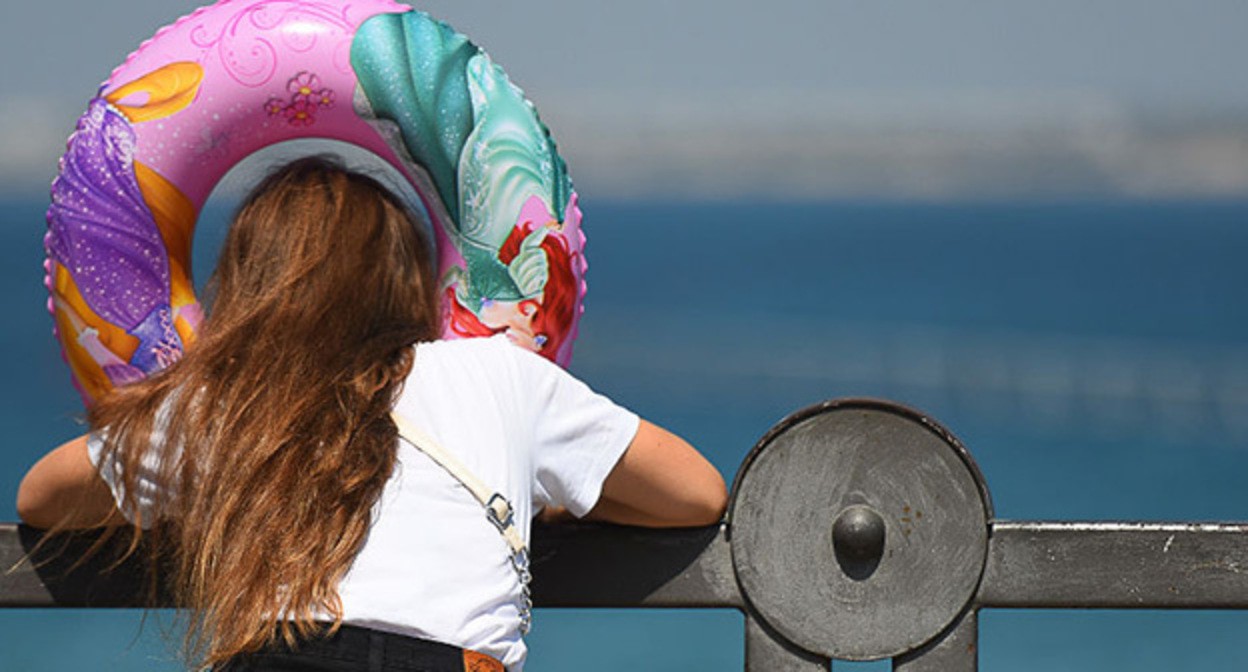 A child on the seashore: photo by Elena Sineok, the “Yuga.ru” outlet
A child on the seashore: photo by Elena Sineok, the “Yuga.ru” outlet