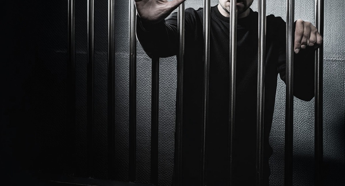 The accused man stays behind bars: the illustration is created by the “Caucasian Knot” using AI in Photoshop.
The accused man stays behind bars: the illustration is created by the “Caucasian Knot” using AI in Photoshop.