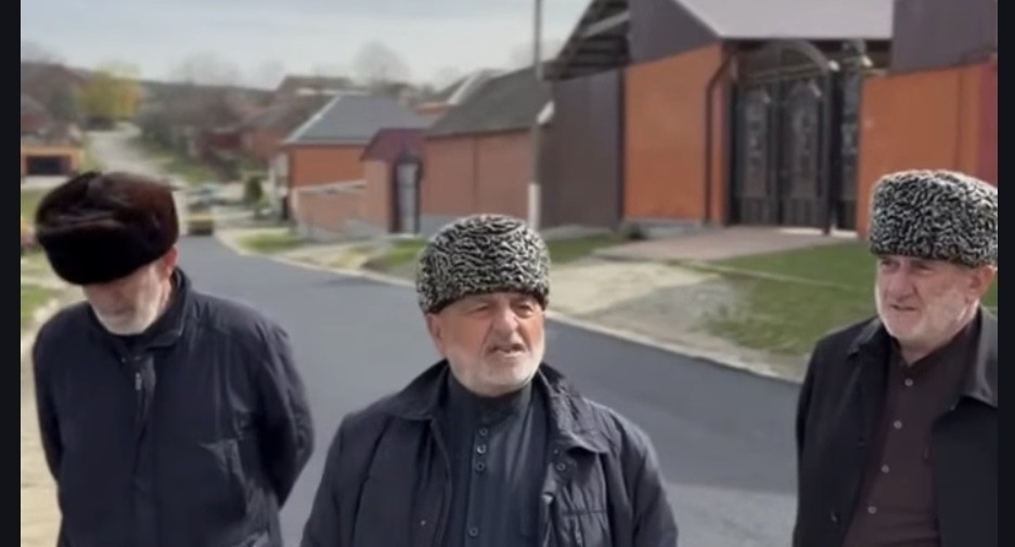 Residents of Plievo demonstrate a section of the street they have paved at their own expenses. A frame from the video by Fortanga Org / YouTube
Residents of Plievo demonstrate a section of the street they have paved at their own expenses. A frame from the video by Fortanga Org / YouTube