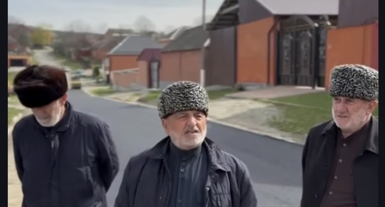 Residents of Plievo demonstrate a section of the street they have paved at their own expenses. A frame from the video by Fortanga Org / YouTube
Residents of Plievo demonstrate a section of the street they have paved at their own expenses. A frame from the video by Fortanga Org / YouTube