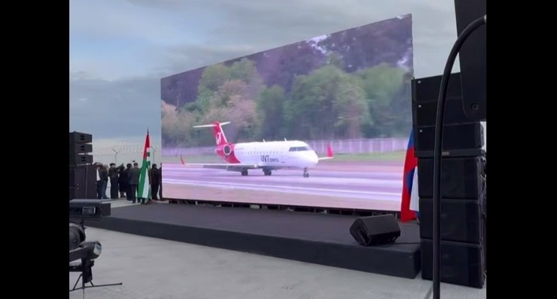 Arrival of a flight from Moscow, shown in online broadcast mode on a screen installed near the airport in Sukhum. May 1, 2025. Still from the video "Apsny 360°" https://t.me/aiashara/1892 Arrival of a flight from Moscow, shown in online broadcast mode on a screen installed near the airport in Sukhum. May 1, 2025. Still from the video "Apsny 360°" https://t.me/aiashara/1892