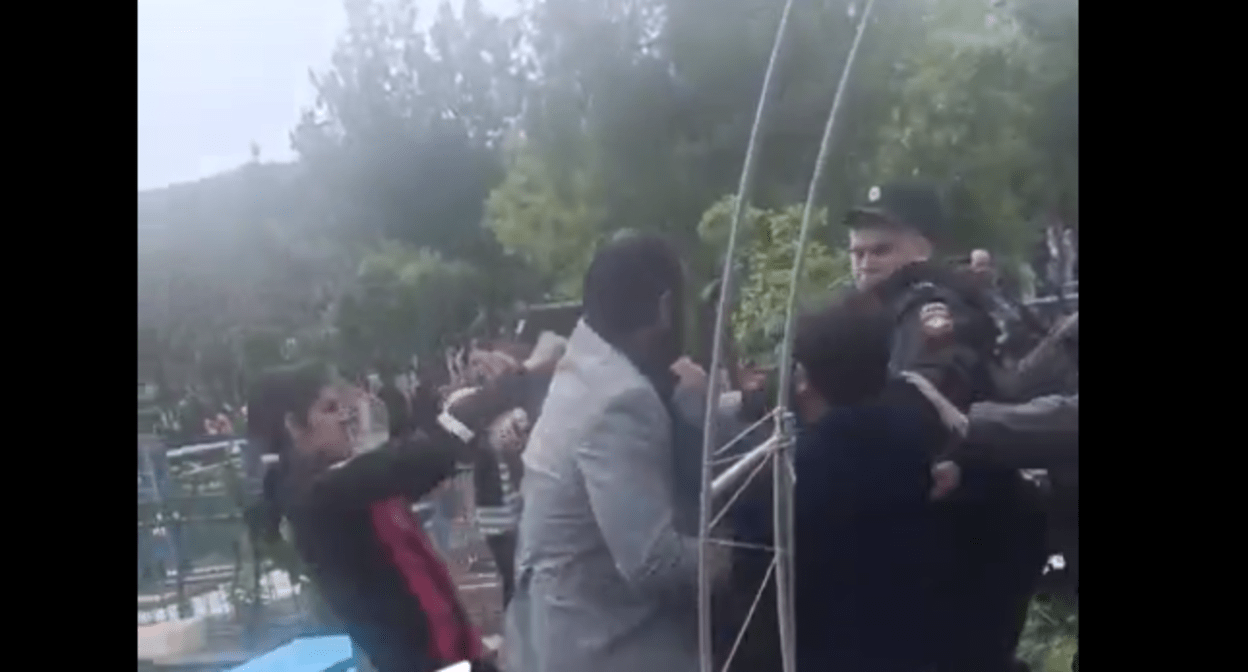 Brawl with law enforcers at a cemetery in Zelenokumsk: still frame from the video of the "Bloknot Stavropol" from April 30, 2025: https://t.me/bloknot_stavropol/33292
Brawl with law enforcers at a cemetery in Zelenokumsk: still frame from the video of the "Bloknot Stavropol" from April 30, 2025: https://t.me/bloknot_stavropol/33292