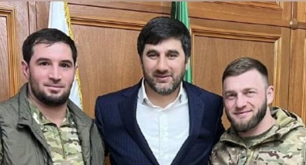 Ullubij Khanmurzaev (centre) with militaries: photo from his official Telegram channel Ullubij Khanmurzaev (centre) with militaries: photo from his official Telegram channel