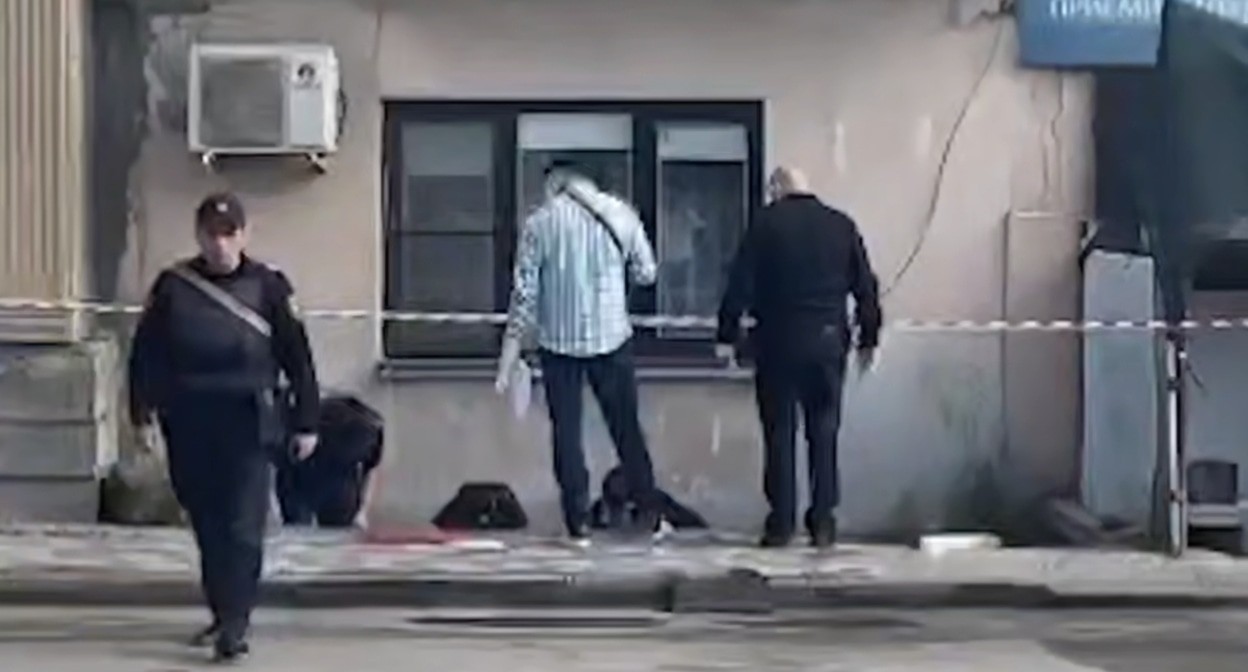 Forensic experts at the place of the shootout in Makhachkala. A frame from the operational video by the Investigating Committee of the Russian Federation. Forensic experts at the place of the shootout in Makhachkala. A frame from the operational video by the Investigating Committee of the Russian Federation.