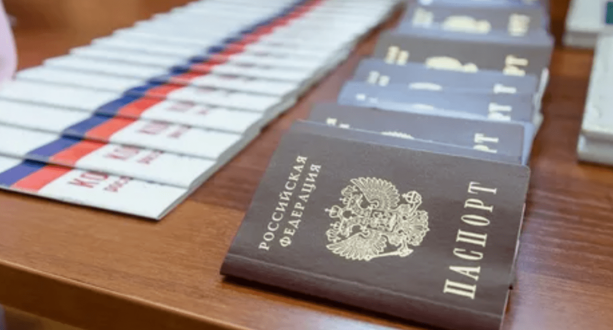 Russian passports. A screenshot photo by https://rkomi.ru/news/3024.