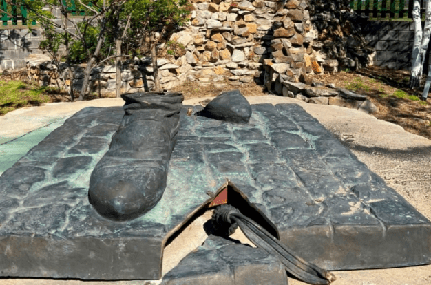 A pedestal with a cut-off boot remains in place of a bronze sculpture in the Cossack village of Yelanskaya. A screenshot from the Vladimir Melikhov’s Telegram channel dated May 10, 2025, https://t.me/melihov_elan_kazak/279?single. A pedestal with a cut-off boot remains in place of a bronze sculpture in the Cossack village of Yelanskaya. A screenshot from the Vladimir Melikhov’s Telegram channel dated May 10, 2025, https://t.me/melihov_elan_kazak/279?single.