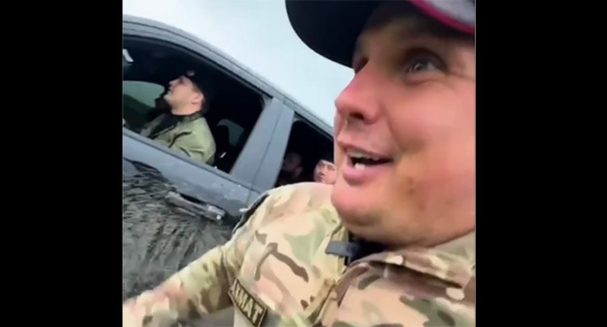 Former MP from Smolensk Maxim Baranov runs behind the Adam Kadyrov’s car. May 17, 2025. A screenshot from the video https://t.me/MAKSIMBARANOFF/996. Former MP from Smolensk Maxim Baranov runs behind the Adam Kadyrov’s car. May 17, 2025. A screenshot from the video https://t.me/MAKSIMBARANOFF/996.