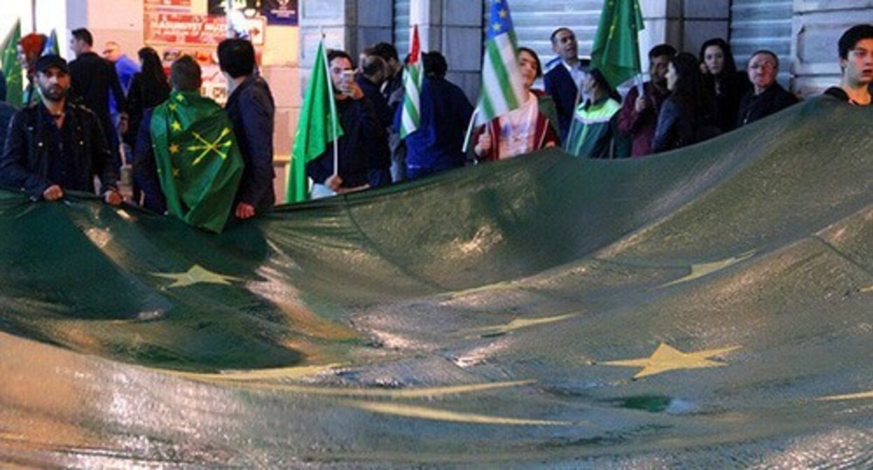 Circassian flag at a Circassian rally in Turkey. Photo by Magomed Tuaev for the “Caucasian Knot”. Circassian flag at a Circassian rally in Turkey. Photo by Magomed Tuaev for the “Caucasian Knot”.