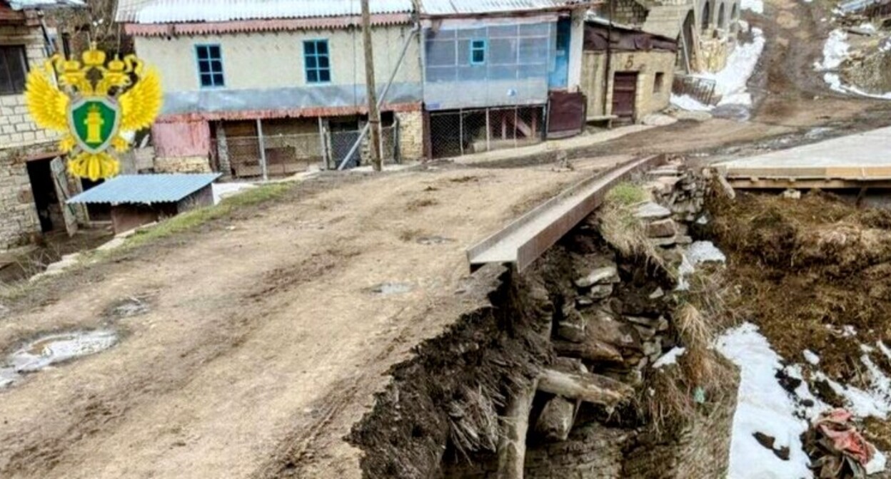 Bridge collapse in the village of Kunki: photo by the ICRF. Bridge collapse in the village of Kunki: photo by the ICRF.