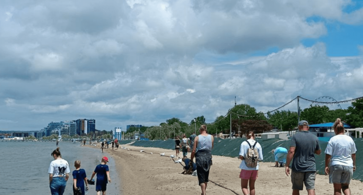 The atmosphere on one of Anapa's beaches on May 31. Screenshot of photo from Telegram channel "Makovozovs", https://t.me/makovozovy/37782. The atmosphere on one of Anapa's beaches on May 31. Screenshot of photo from Telegram channel "Makovozovs", https://t.me/makovozovy/37782.