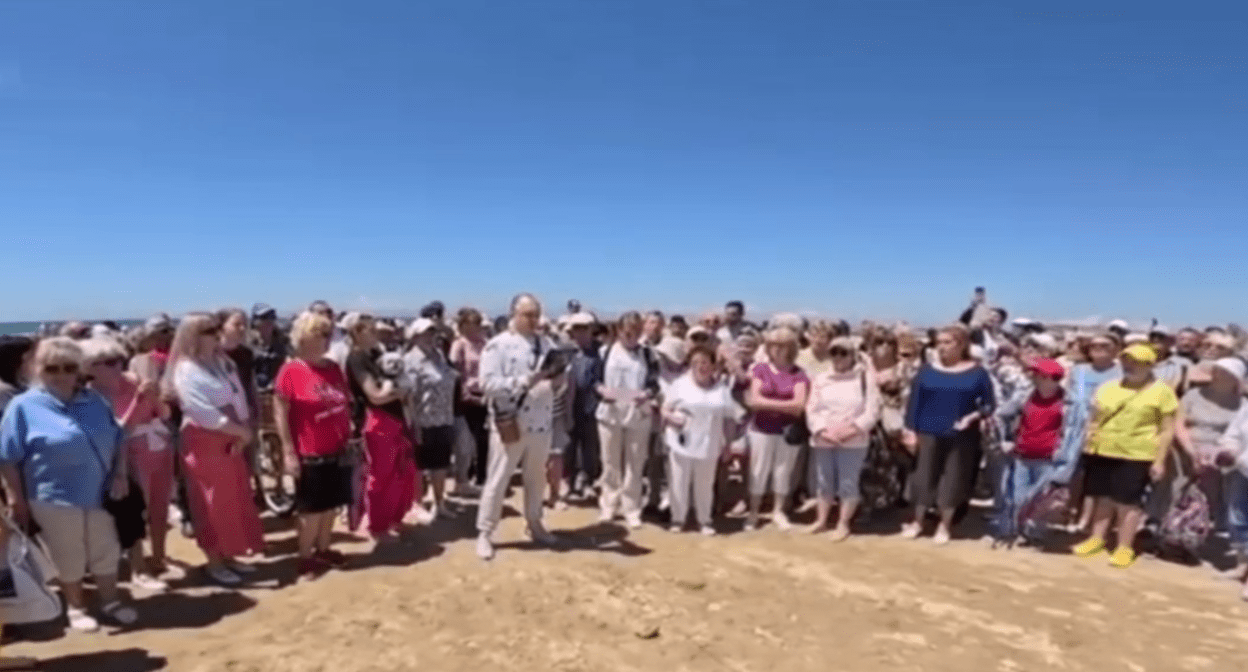 Participants of the video appeal of Anapa townspeople. Frame video from the Telegram channel "Anapa Civil" from 01.06.25, https://t.me/anapa_grazhdan/9670 Participants of the video appeal of Anapa townspeople. Frame video from the Telegram channel "Anapa Civil" from 01.06.25, https://t.me/anapa_grazhdan/9670