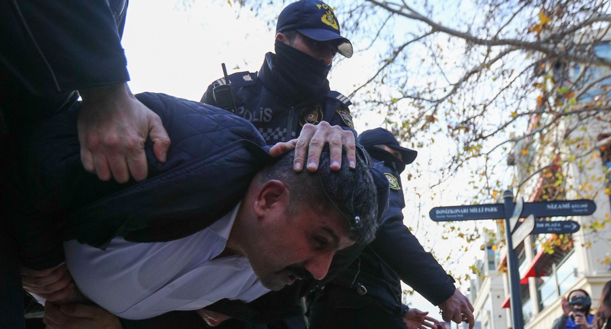 Policemen detain an activist: photo by Aziz Karimov for the "Caucasian Knot". Policemen detain an activist: photo by Aziz Karimov for the "Caucasian Knot".