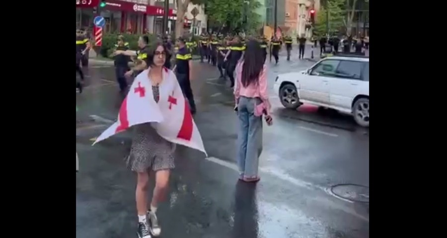 Police officers and protesters. Tbilisi, June 13, 2025. Video frame Lorena Beria /Publika https://t.me/Tbilisi_life/40205
