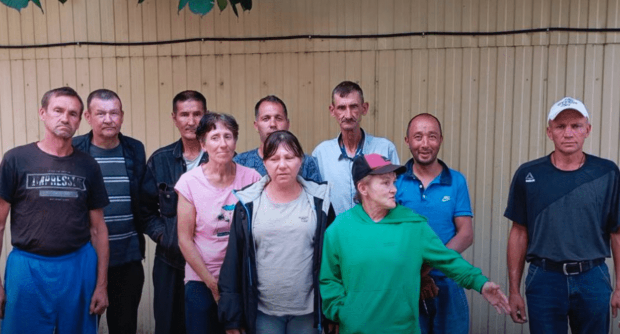 People freed from labour slavery in Kuban. A screenshot photo by the “Alternative” movement dated June 12,2025, https://t.me/alternative_help/2800
People freed from labour slavery in Kuban. A screenshot photo by the “Alternative” movement dated June 12,2025, https://t.me/alternative_help/2800