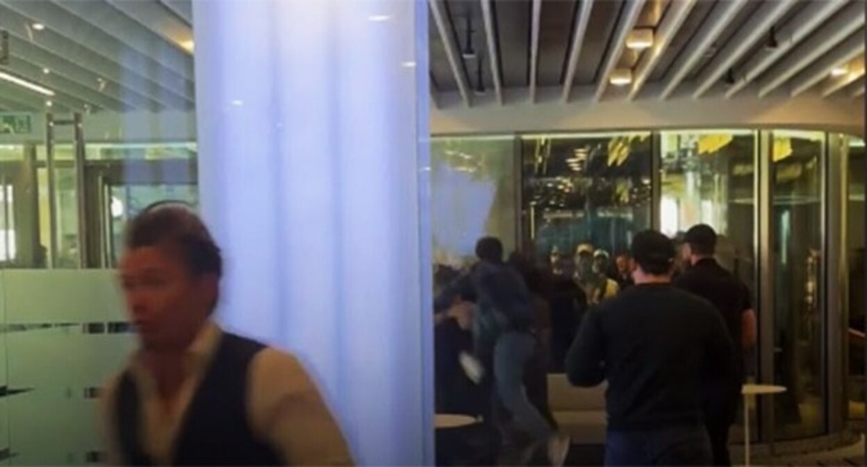 Shootout in front of the “Wildberries” Company’s office. A still frame from the video by the “Caucasian Knot”, https://youtu.be/NXj-73-p7V4.
Shootout in front of the “Wildberries” Company’s office. A still frame from the video by the “Caucasian Knot”, https://youtu.be/NXj-73-p7V4.