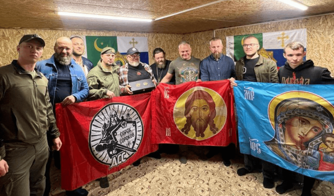 Apti Alaudinov with activists of the "Sorok Sorokov" Movement: screenshot of a photo from the "Kormukhin" Telegram channel.
Apti Alaudinov with activists of the "Sorok Sorokov" Movement: screenshot of a photo from the "Kormukhin" Telegram channel.