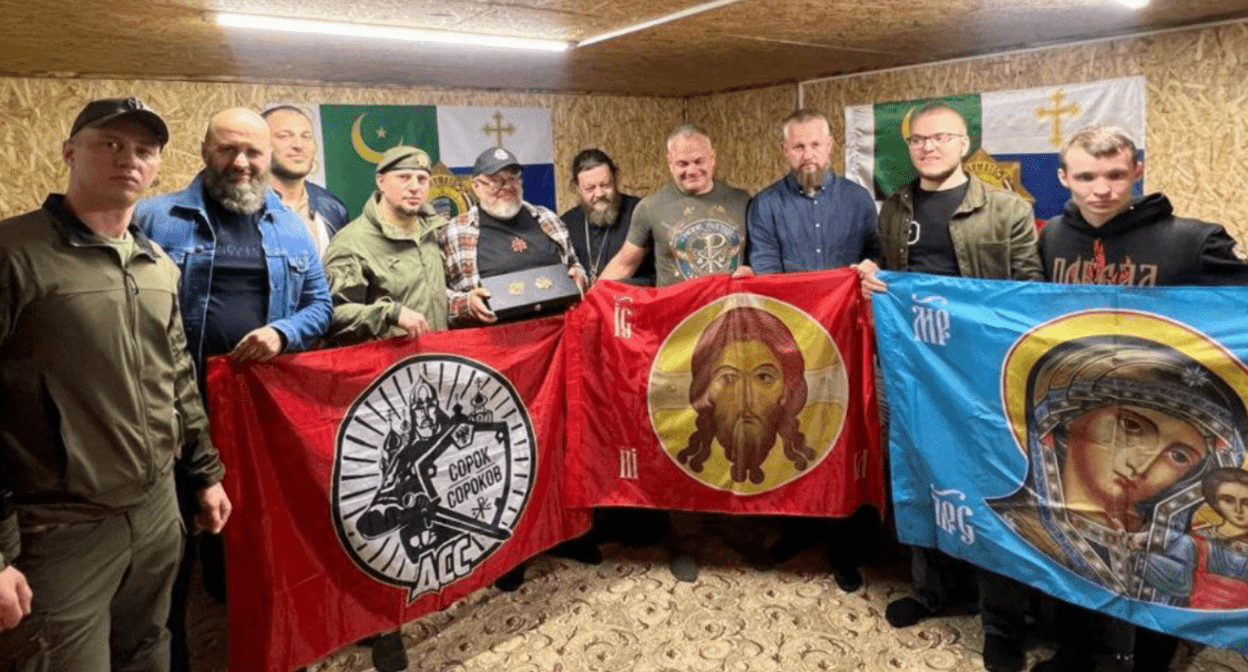 Apti Alaudinov with activists of the "Sorok Sorokov" Movement: screenshot of a photo from the "Kormukhin" Telegram channel.
Apti Alaudinov with activists of the "Sorok Sorokov" Movement: screenshot of a photo from the "Kormukhin" Telegram channel.