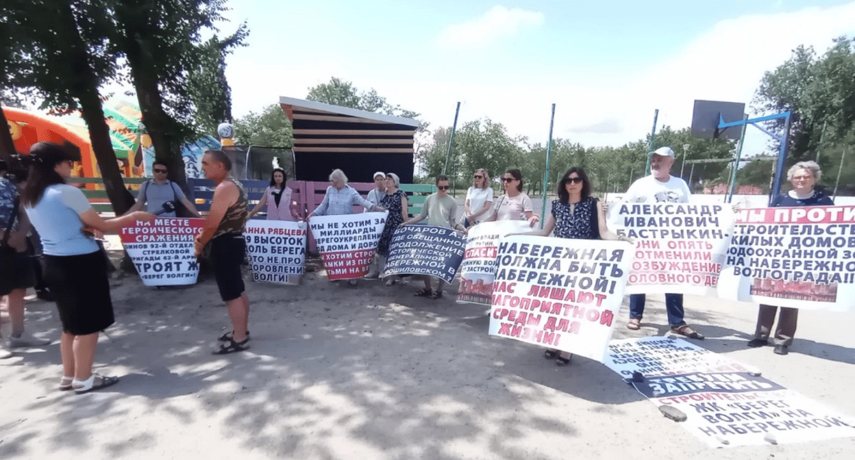 Participants of the rally against urban development on the Volga River bank. The photo is provided to the “Caucasian Knot” by the activists.
Participants of the rally against urban development on the Volga River bank. The photo is provided to the “Caucasian Knot” by the activists.