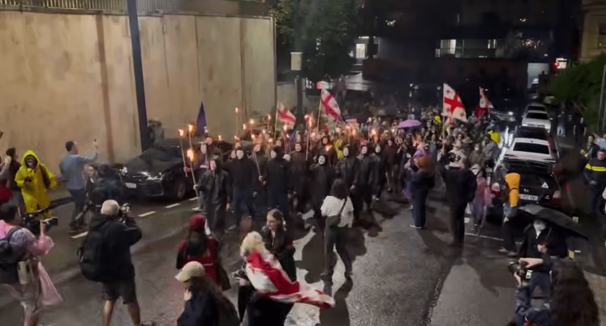 Protest marchers in Tbilisi: still frame from the “Tbilisi Life” video of June 15, 2025: https://t.me/Tbilisi_life/40235.
Protest marchers in Tbilisi: still frame from the “Tbilisi Life” video of June 15, 2025: https://t.me/Tbilisi_life/40235.