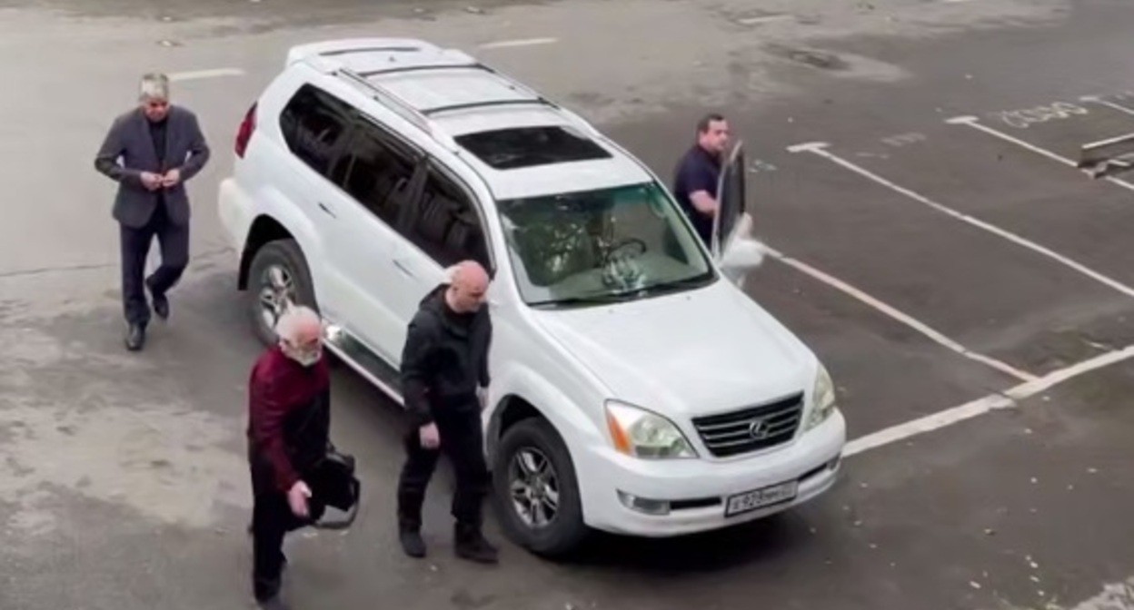Arrest of Adgur Kharaziya. A screenshot from the video by the “D News Abkhazia” Telegram channel https://t.me/DNAbkhazia/10162. Arrest of Adgur Kharaziya. A screenshot from the video by the “D News Abkhazia” Telegram channel https://t.me/DNAbkhazia/10162.