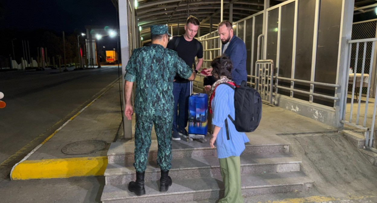 Evacuation of Russian citizens from Iran: photo: https://1news.az/news/20250615111956104-Evakuatsiya-rossiiskikh-grazhdan-iz-Irana-osushcestvlyaetsya-poetapno-FOTO. Evacuation of Russian citizens from Iran: photo: https://1news.az/news/20250615111956104-Evakuatsiya-rossiiskikh-grazhdan-iz-Irana-osushcestvlyaetsya-poetapno-FOTO.