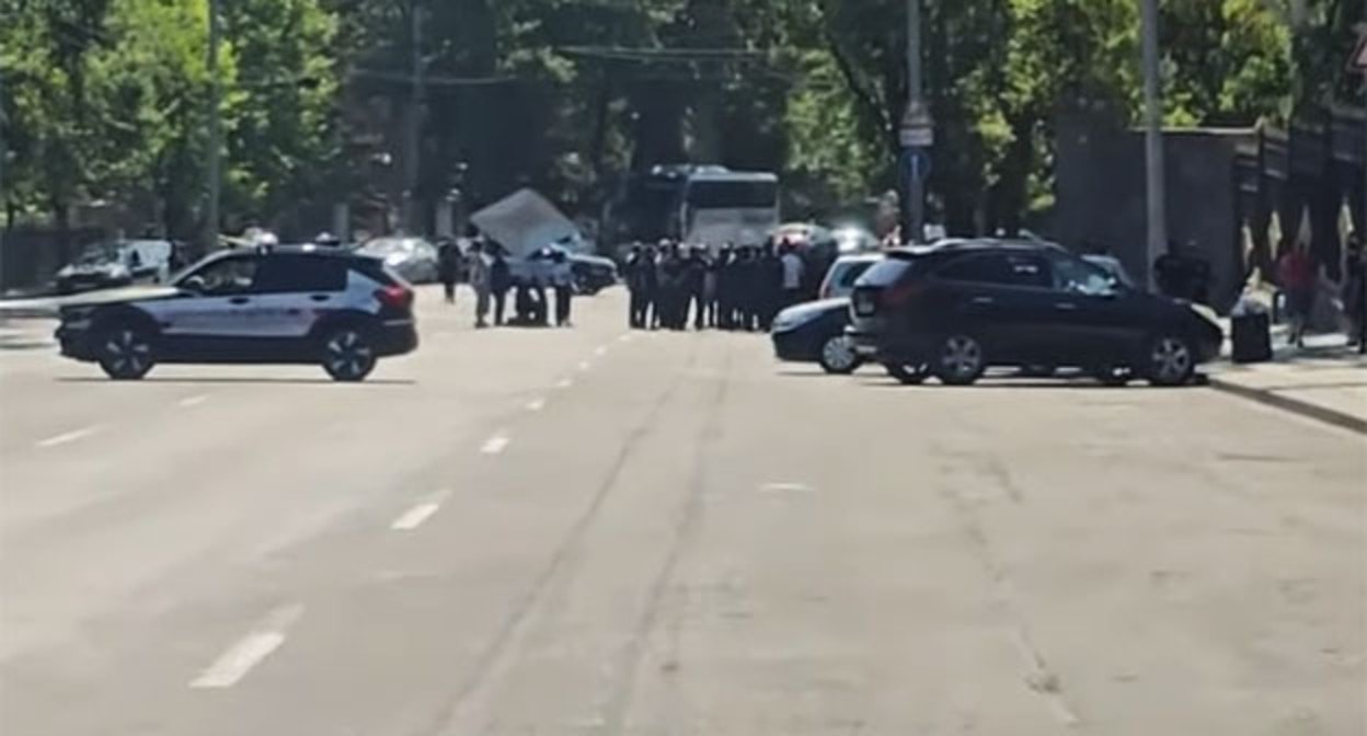 Relatives of the missing block traffic on Baghramyan Avenue. June 19, 2025. A screenshot of the video https://news.am/rus/news/889252.html Relatives of the missing block traffic on Baghramyan Avenue. June 19, 2025. A screenshot of the video https://news.am/rus/news/889252.html