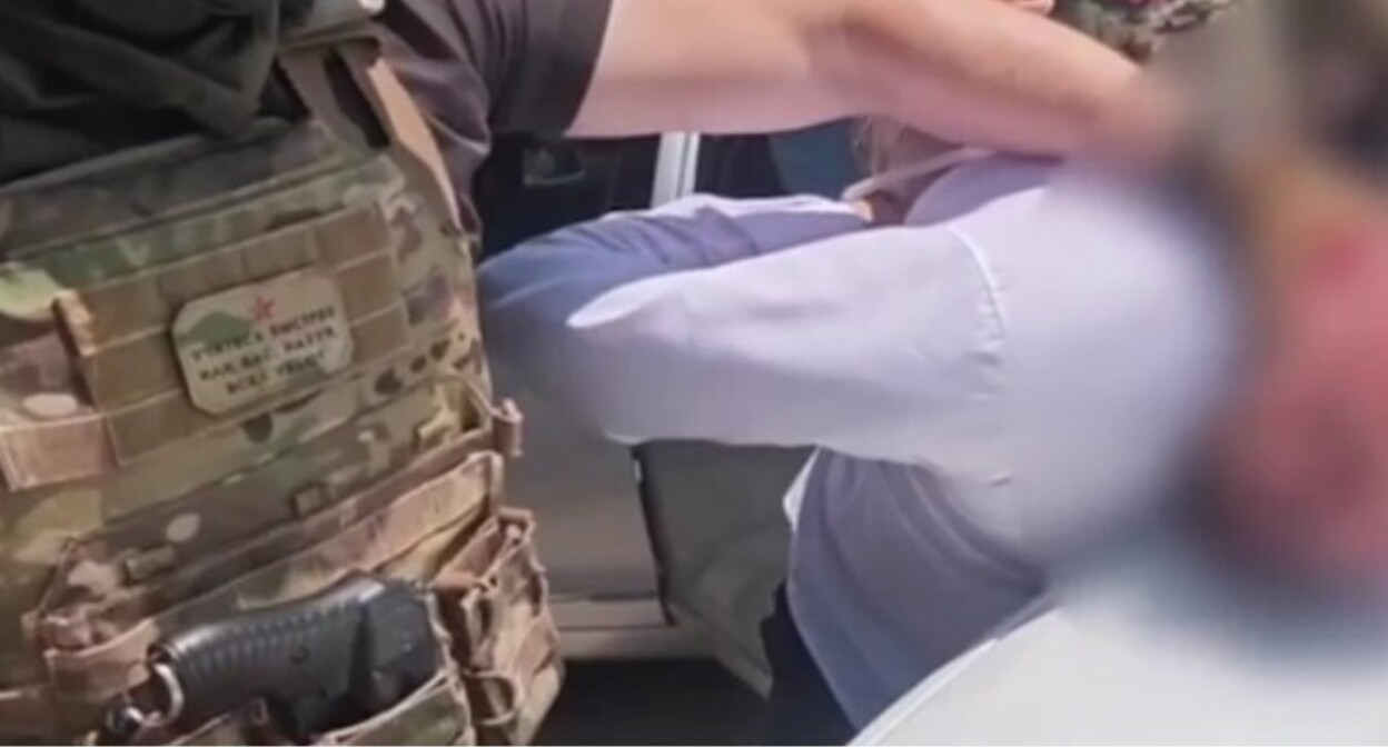 The detention of the man suspected of extorting money from the deceased military man’s widow. Photo by the press service of the Chief Directorate for the Krasnodar Territory of the Ministry of Internal Affairs (MIA) of the Russian Federation. The detention of the man suspected of extorting money from the deceased military man’s widow. Photo by the press service of the Chief Directorate for the Krasnodar Territory of the Ministry of Internal Affairs (MIA) of the Russian Federation.