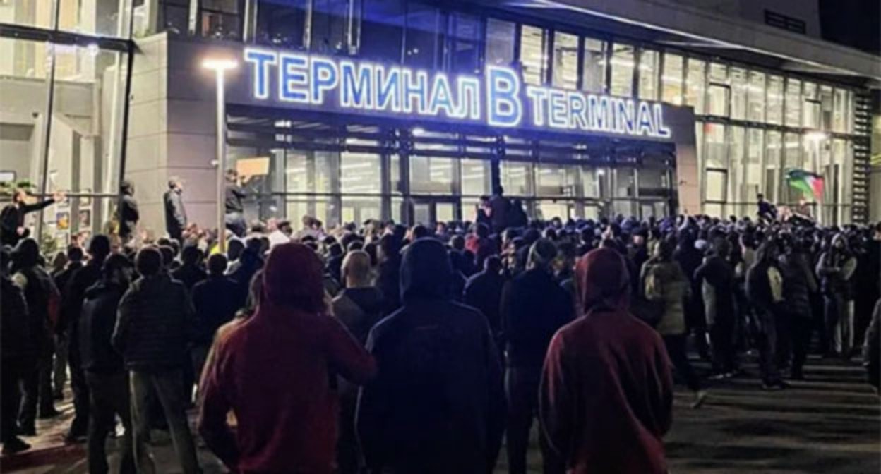 Riots in Makhachkala. October 29, 2025. Screenshot of the video https://www.instagram.com/p/DHifkNcATXF/ belongs to the Meta company, whose activities are prohibited in Russia Riots in Makhachkala. October 29, 2025. Screenshot of the video https://www.instagram.com/p/DHifkNcATXF/ belongs to the Meta company, whose activities are prohibited in Russia