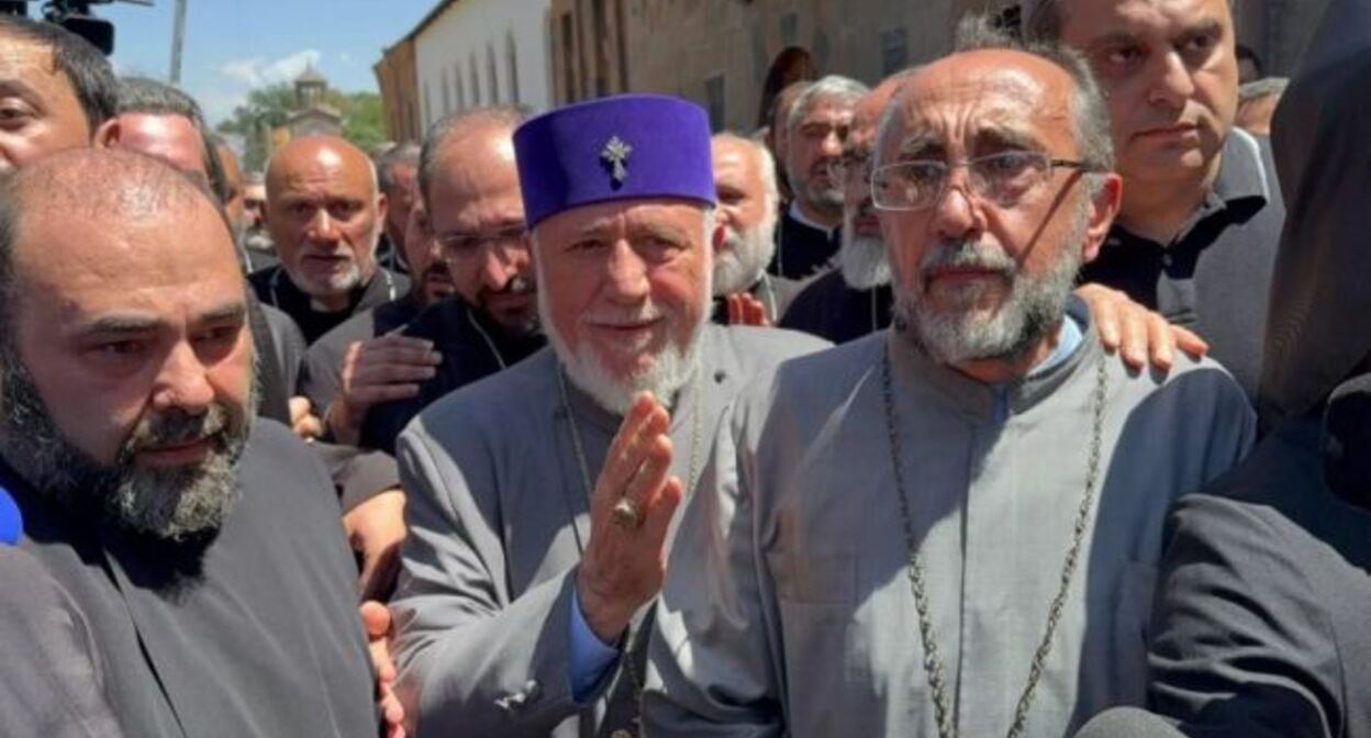 Garegin II and Mikael Ajapakhyan (left). Photo: SputnikARM / Telegram Garegin II and Mikael Ajapakhyan (left). Photo: SputnikARM / Telegram