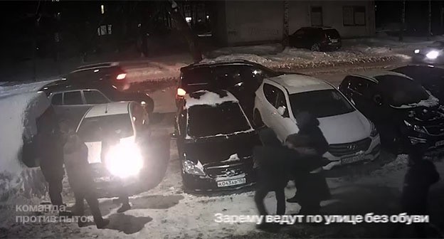 Zarema Musaeva is led to the car without shoes. Screenshot of the video https://t.me/no_torture/3642 Zarema Musaeva is led to the car without shoes. Screenshot of the video https://t.me/no_torture/3642